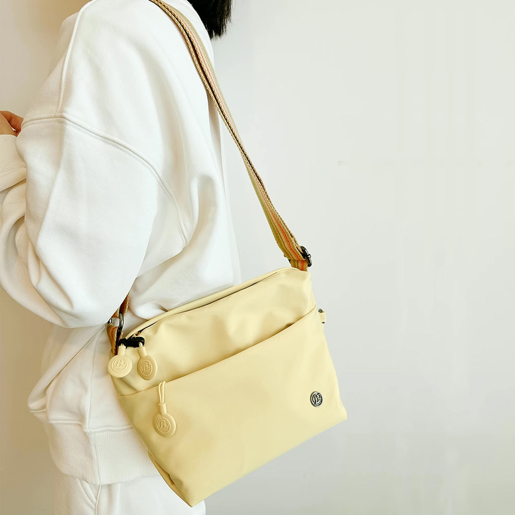 Ultra-light Nylon Crossbody Ba - Women Bags Guess reseña y precio