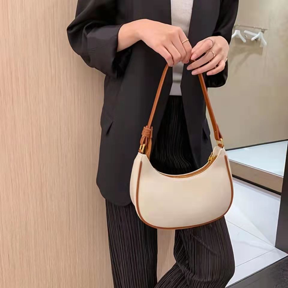 Small Carmpit Bag Female 2024  - Women Bags Guess reseña y precio